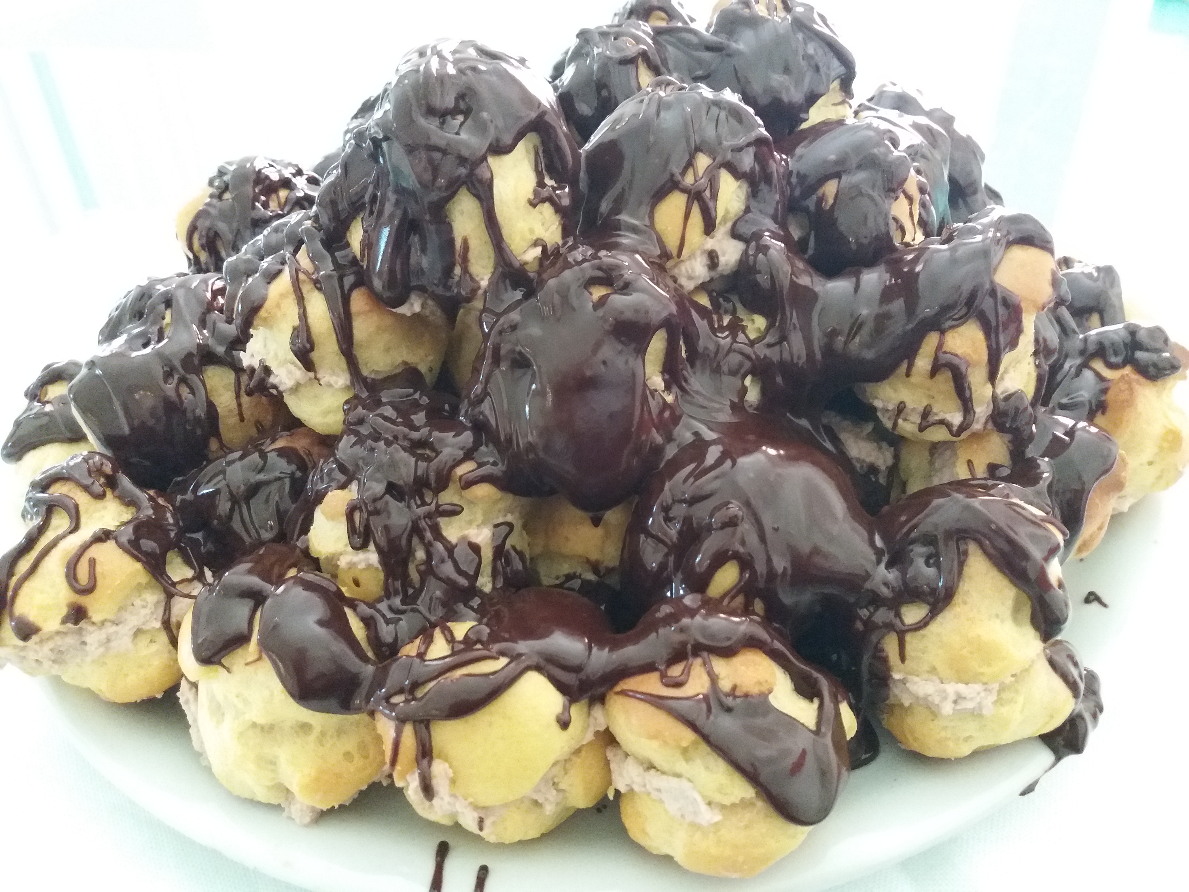 Profiteroles Ripieni Alla Panna Con Ganasce Al Cioccolato Ricetta Ed