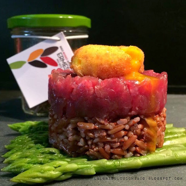 Tartare di manzo e riso rosso Ermes con tuorlo croccante ...