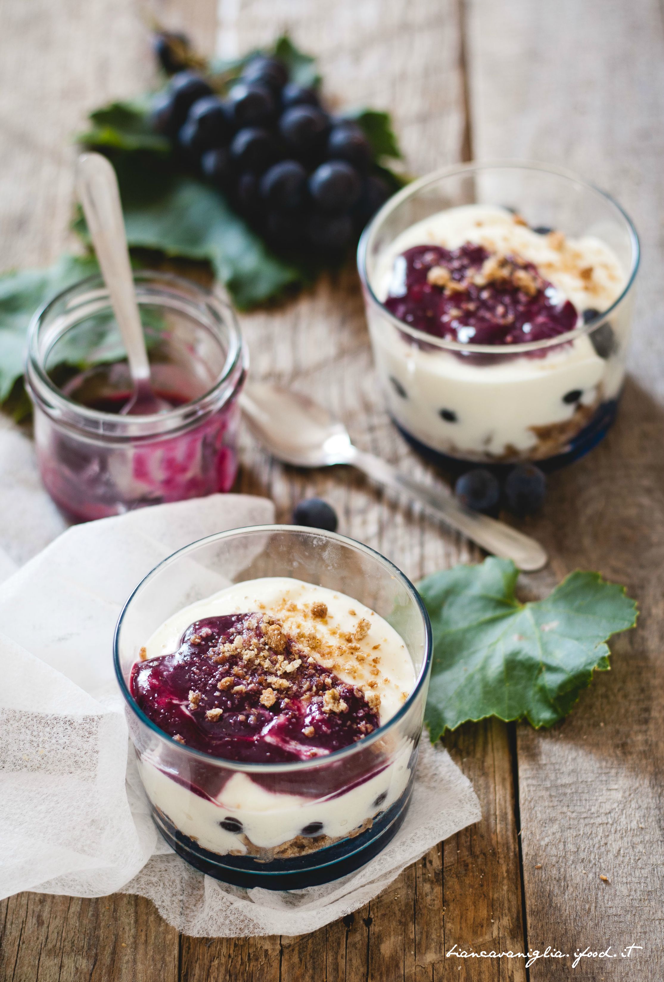 Mousse al cioccolato bianco con uva fragola (senza uova ...