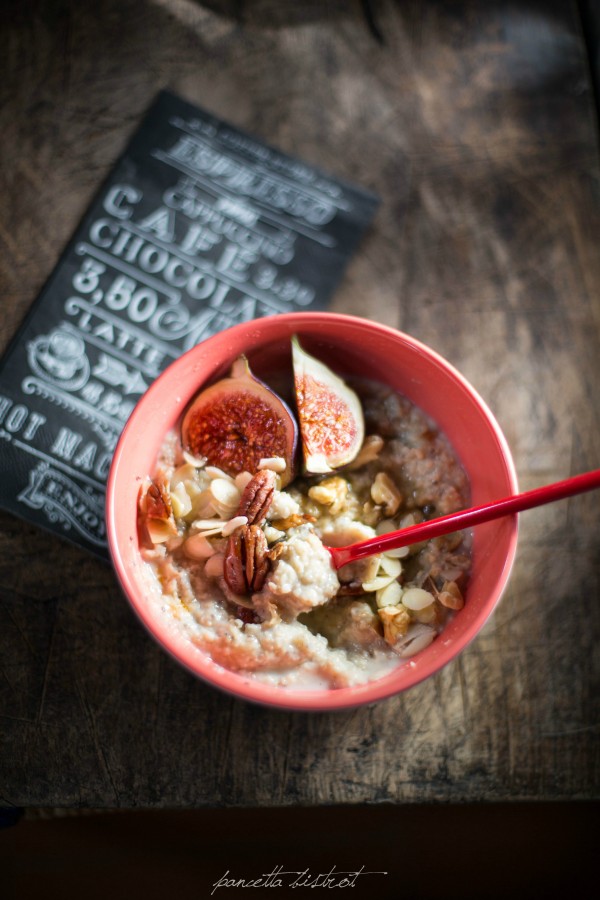 Porridge d'avena con fichi, frutta secca e semi di chia ...