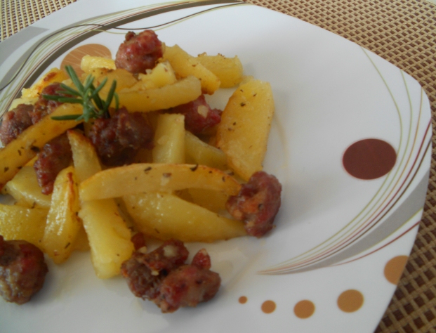 Secondi Piatti di carne: Pezzetti di salsiccia con patate ...