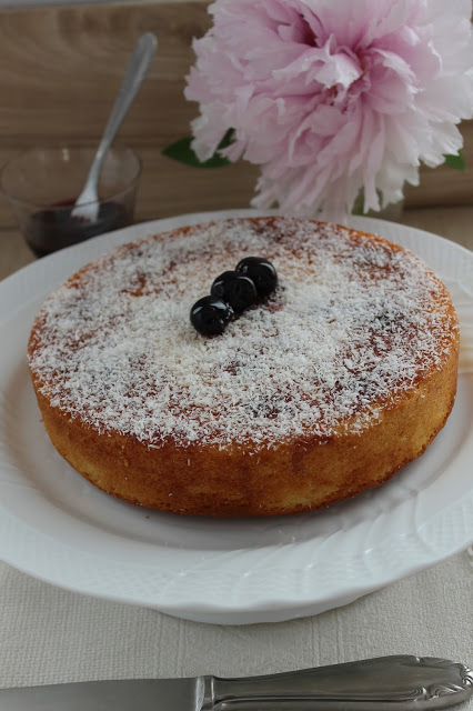 Torta al cocco con amarene sciroppate | Ricetta ed ...