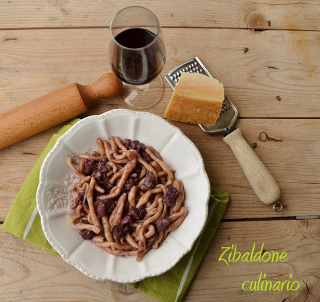 Strozzapreti con salsiccia e Sangiovese per L’Italia nel piatto