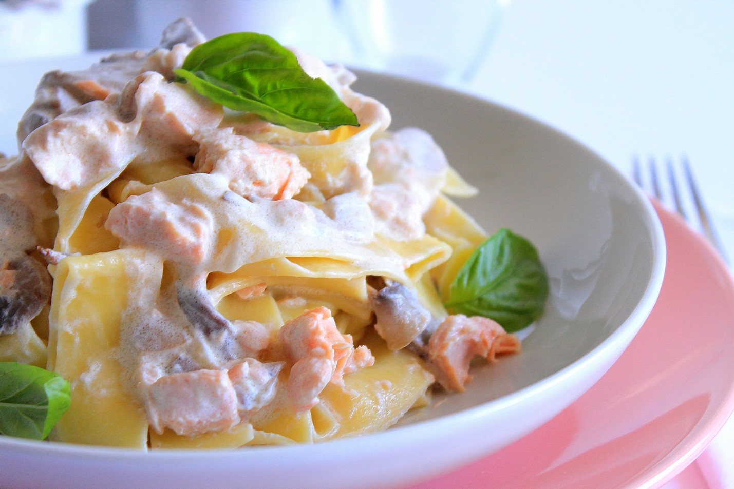 Pappardelle All’uovo Con Panna, Funghi E Salmone Fresco | Ricetta Ed ...