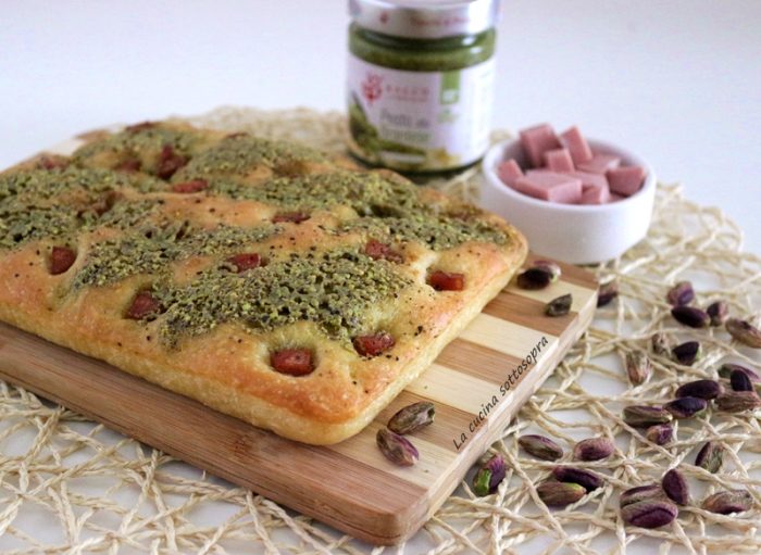 Focaccia con pesto di pistacchi e mortadella Ricetta ed ingredienti
