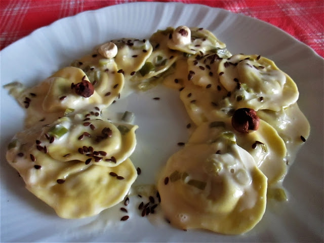 RAVIOLI WITH BECHAMELLE SAUCE, LEEKS AND SEED – Ravioli Alla Salsa Di ...