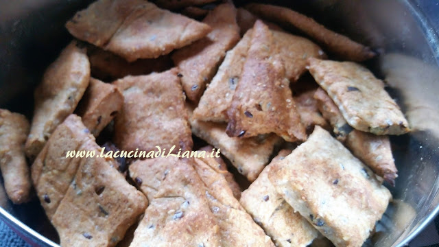 Crackers integrali con semi misti | Ricetta ed ingredienti dei ...