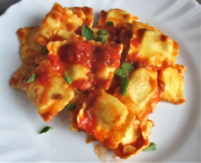 RAVIOLI AL BRASATO CON RAGU DI SALSICCIA | Ricetta ed ...