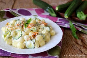 Gnocchi alle zucchine con fiori di zucca e crema di ...