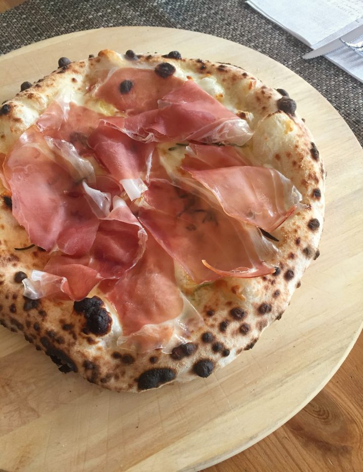 Pizza Con Scamorza Affumicata Crudo Di Modena E Rosmarino Ricetta Ed Ingredienti Dei 3065