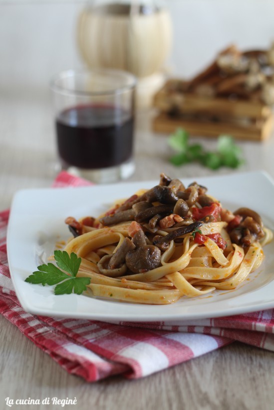 Tagliatelle con funghi chiodini e pancetta | Ricetta ed ...