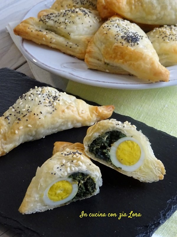 Antipasto di pasta sfoglia erbette e uova di quaglia ...