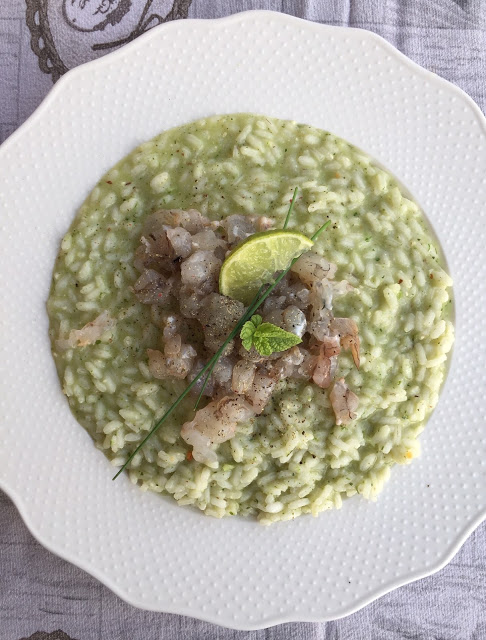 Risotto con pesto di zucchine e erbe aromatiche con tartare di gamberi ...