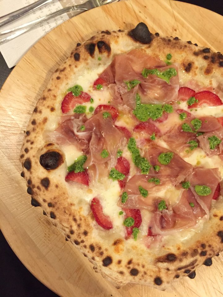 Pizza con fragole, Prosciutto di Modena DOP e pesto di rucola Ricetta