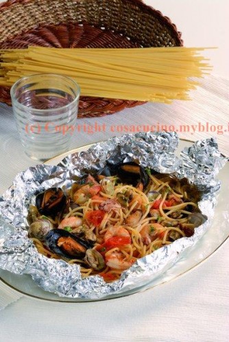 Spaghetti con frutti di mare al cartoccio | Ricetta ed ingredienti dei ...