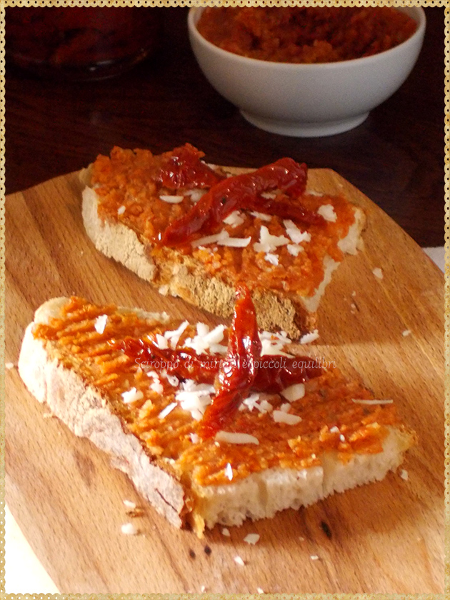 Bruschetta con pesto ai pomodori secchi, mandorle e zafferano Ricetta