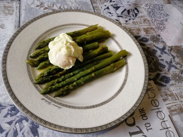 Asparagi con uova in camicia | Ricetta ed ingredienti dei ...