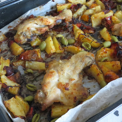 Cosce di pollo al forno con pomodorini, patate e cipolla al forno ...