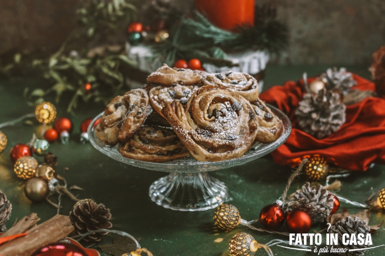 Girelle Di Mele Dolci Con Pasta Sfoglia Marmellata E Gocce Di ...