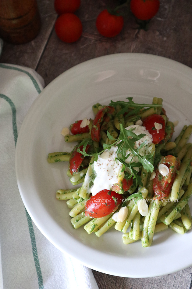 Casarecce con pesto di rucola, mandorle, burrata e pomodorini Ricetta