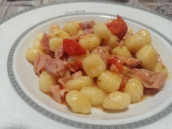 Gnocchi di patate con pomodorini e guanciale | Ricetta ed ingredienti ...