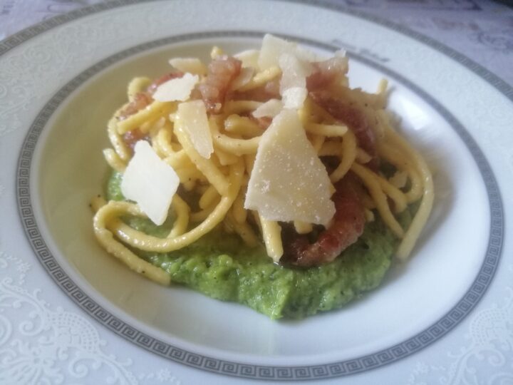 Spaghetti alla chitarra con crema di zucchine e guanciale | Ricetta ed ...