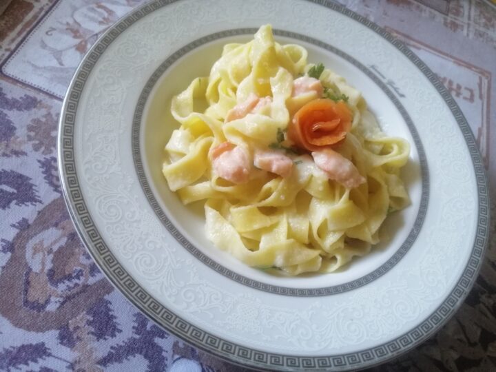 Tagliatelle al salmone affumicato e crema di parmigiano | Ricetta ed ...