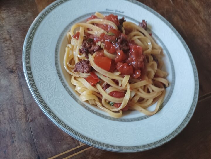 Tagliatelle con salsiccia e pomodoro fresco | Ricetta ed ingredienti ...