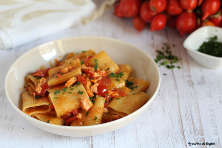 Pasta salmone affumicato e pomodorini | Ricetta ed ingredienti dei ...
