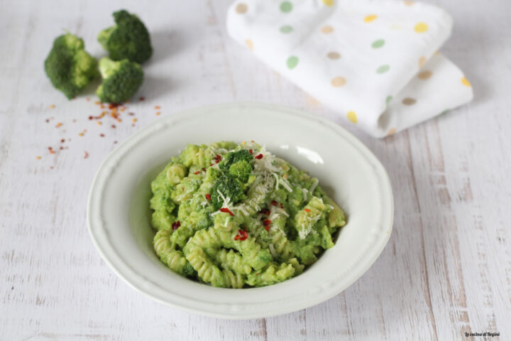 Pasta con crema di broccoli e pecorino | Ricetta ed ingredienti dei ...